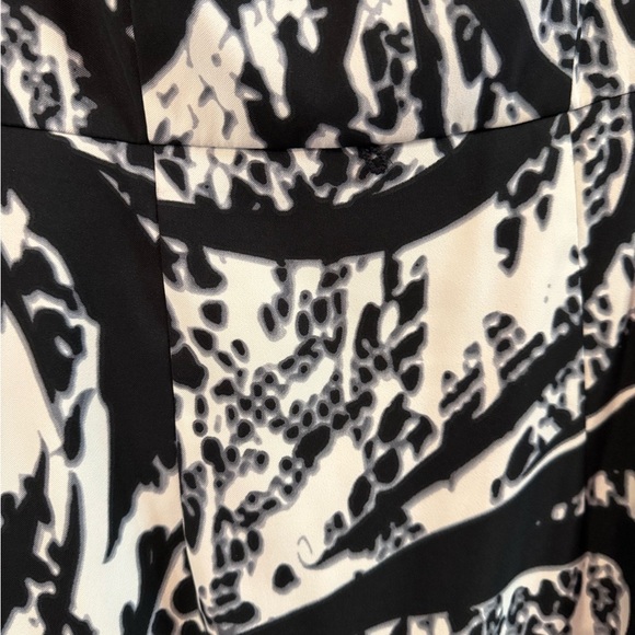 Elegant Strapless Black and White Dress - Picture 2 of 4